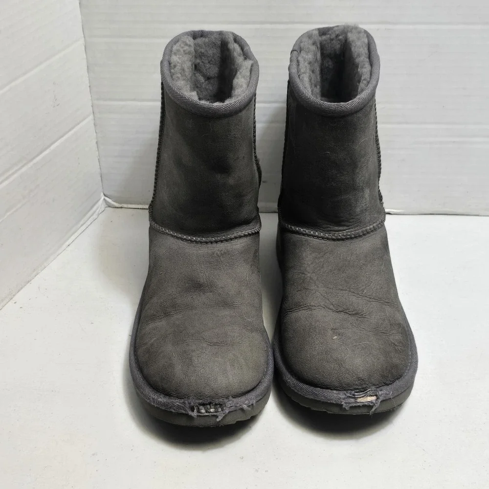 UGG Kids Classic II Short Cuff Boots 1017703K Gray Sheepskin Big Kids Sz 6